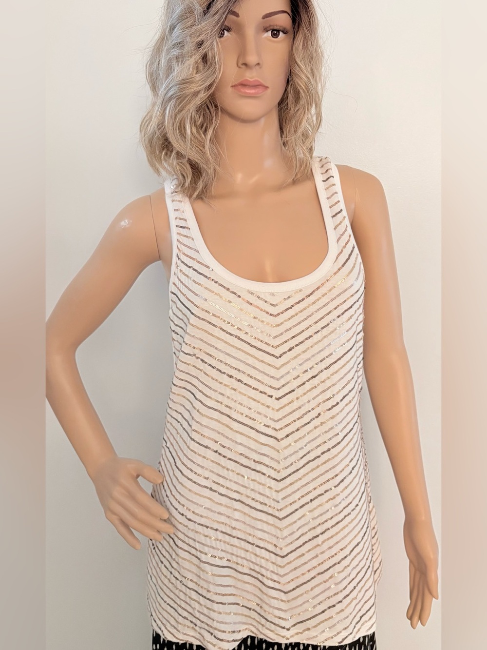 2B Bebe Clothing Company white tank top featuring chevron Sequin Stripes Size XL